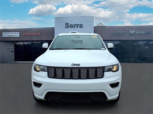 Used 2019 Jeep Grand Cherokee Altitude image 2