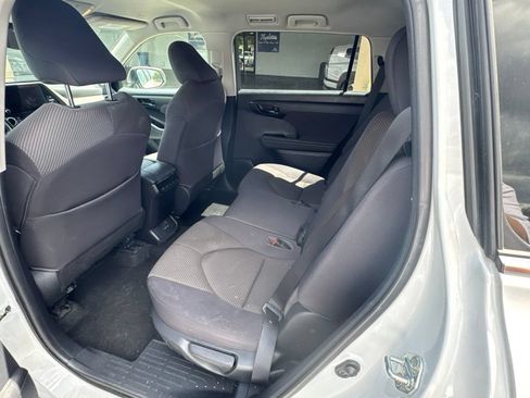 Used 2023 Toyota Highlander LE FWD image 22