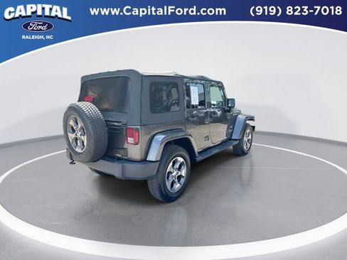 Used 2017 Jeep Wrangler Unlimited Sahara w/ Connectivity Group AWD/4WD image 8