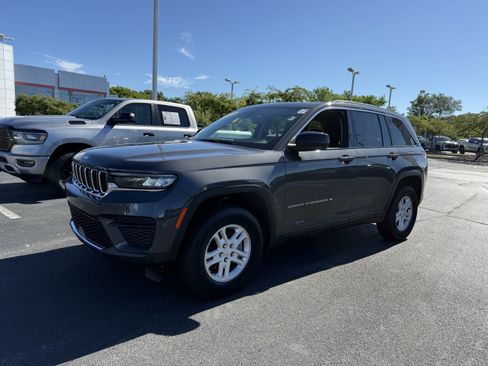 Used 2023 Jeep Grand Cherokee Laredo AWD/4WD image 3