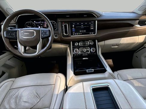 Used 2021 GMC Yukon XL Denali w/ Denali Premium Package AWD/4WD image 16