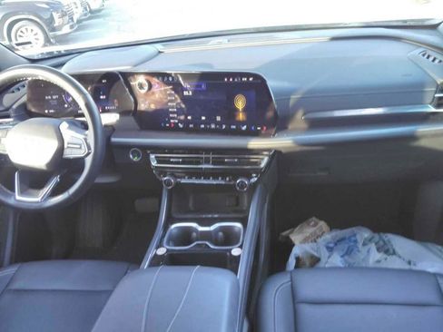 Used 2025 Chevrolet Traverse LT FWD image 4