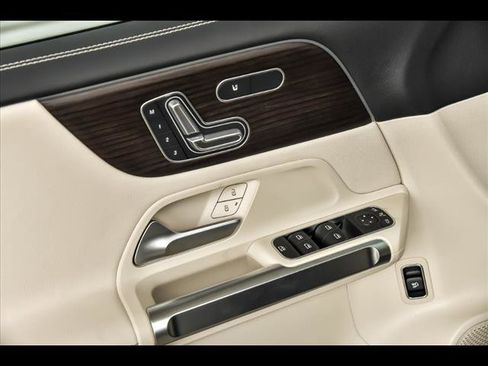 New 2025 Mercedes-Benz GLB 250 4MATIC image 8