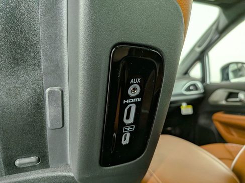 New 2026 Chrysler Pacifica Pinnacle w/ Trailer Tow Group image 35