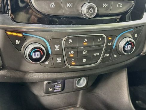 Used 2022 Chevrolet Traverse Premier FWD image 16