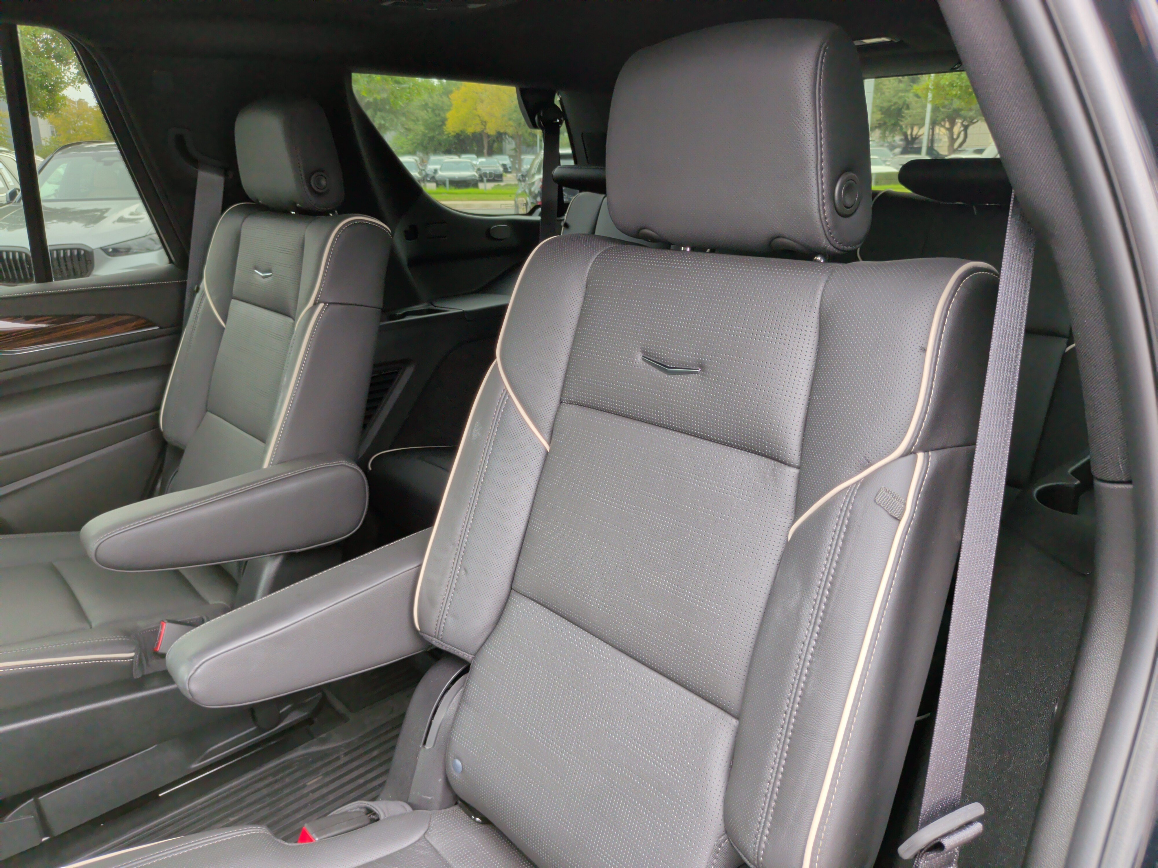 Used 2024 Cadillac Escalade Premium Luxury AWD/4WD image 37