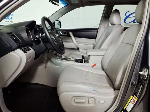 Used 2013 Toyota Highlander SE FWD image 7