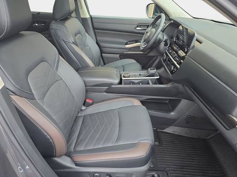 Used 2024 Nissan Pathfinder Platinum AWD/4WD image 12