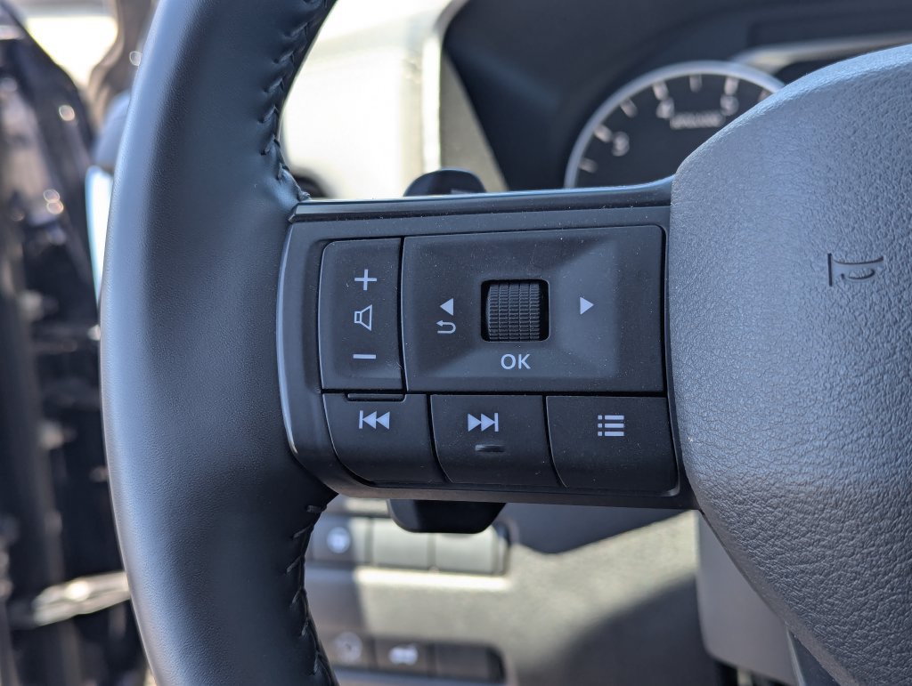 Used 2025 Nissan Rogue SV AWD/4WD image 18