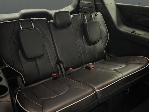 Used 2025 Chrysler Pacifica Limited image 30