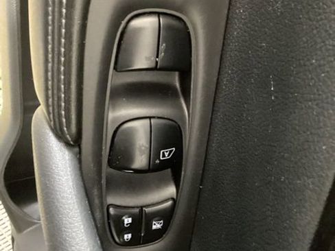 Used 2019 Nissan Rogue SV image 16