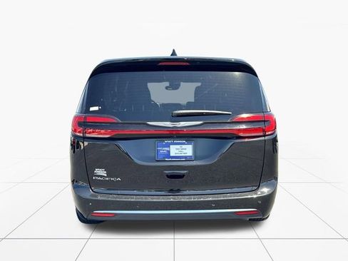 Used 2025 Chrysler Pacifica Select FWD image 4