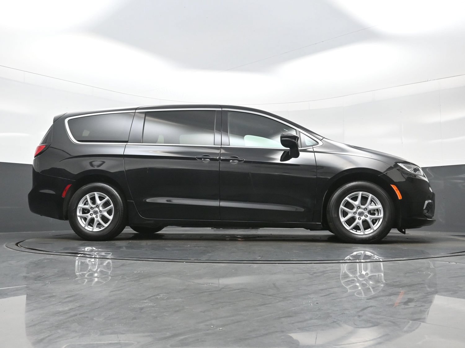 Used 2024 Chrysler Pacifica Touring FWD image 35