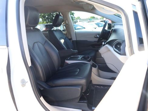 Used 2024 Chrysler Pacifica Touring-L FWD image 29