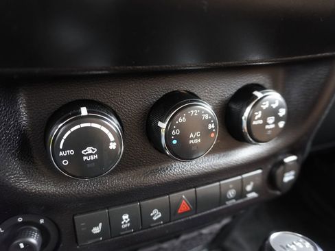 Used 2017 Jeep Wrangler Unlimited Sahara image 17