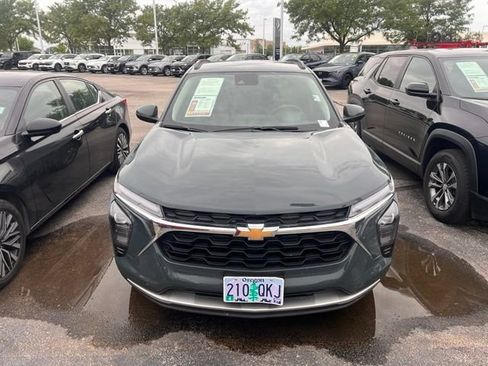 Used 2025 Chevrolet Trax LT FWD image 2