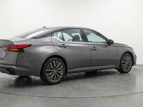 Used 2025 Nissan Altima 2.5 SV image 9