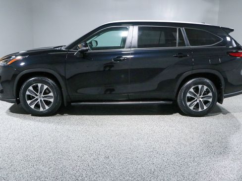 Used 2023 Toyota Highlander XLE AWD/4WD image 10