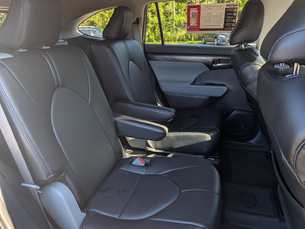 Used 2024 Toyota Highlander Platinum FWD image 26