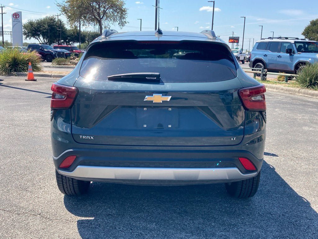 Used 2025 Chevrolet Trax LT FWD image 6