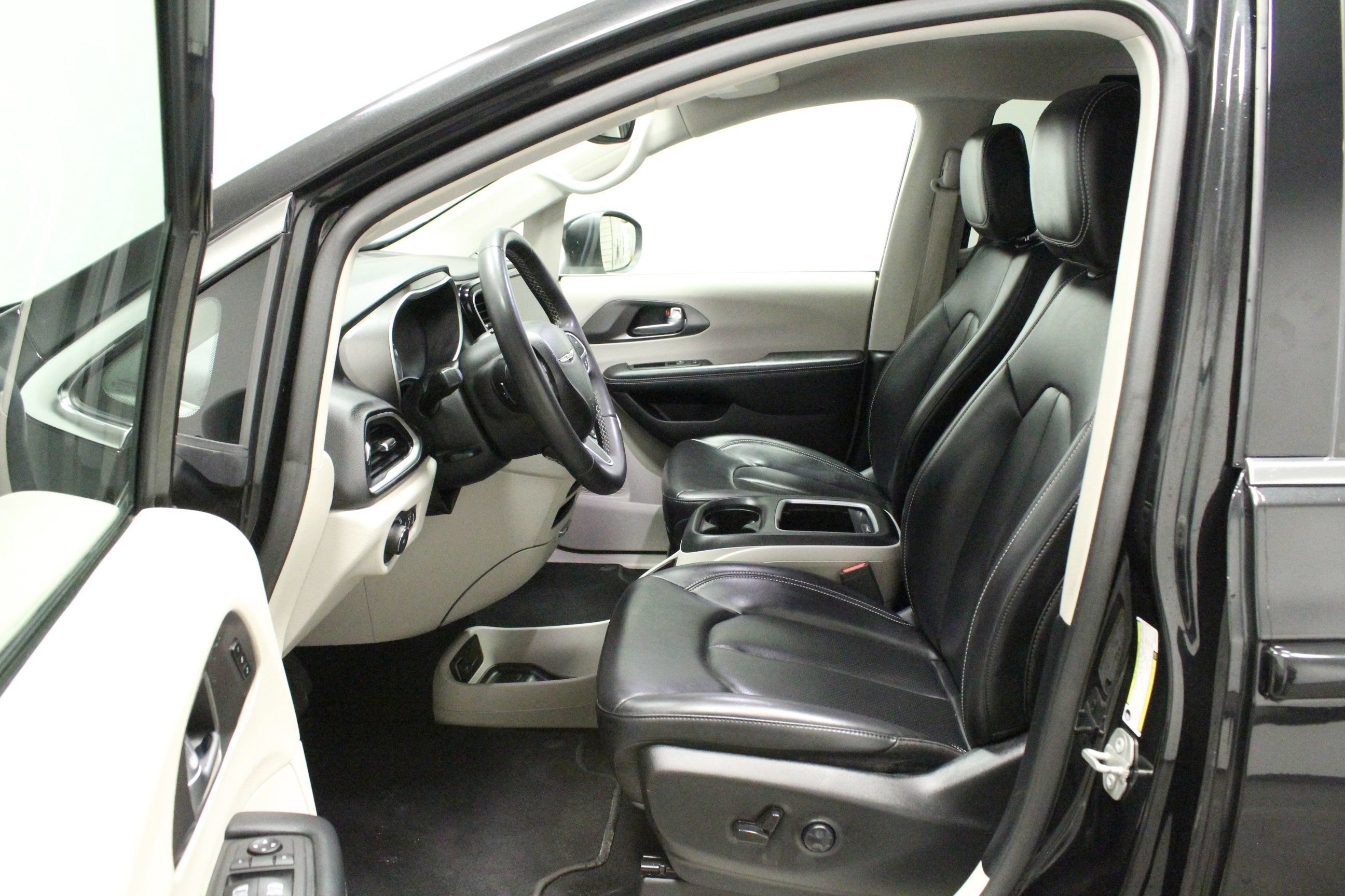 Used 2023 Chrysler Pacifica Touring-L FWD image 12