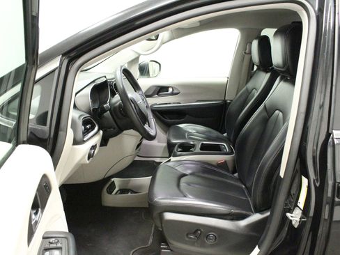 Used 2023 Chrysler Pacifica Touring-L FWD image 12