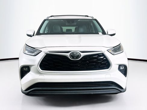 Used 2021 Toyota Highlander XLE FWD image 2