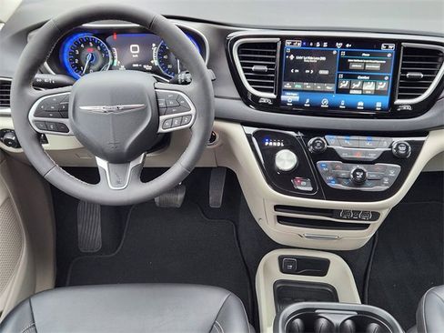 Used 2024 Chrysler Pacifica Touring-L image 24