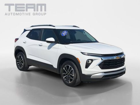 Used 2024 Chevrolet TrailBlazer LT w/ LT Cold Weather Package FWD image 1