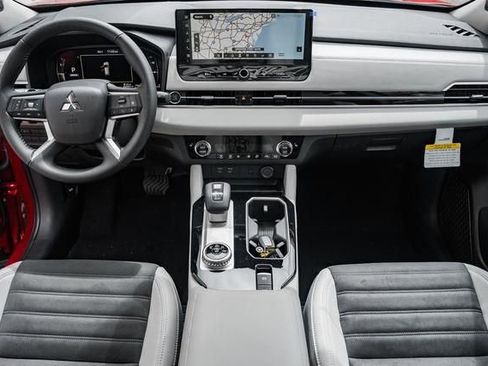 New 2025 Mitsubishi Outlander SE image 18