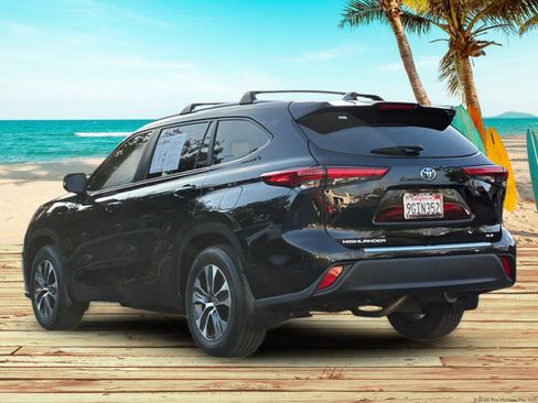 Used 2023 Toyota Highlander XLE image 3