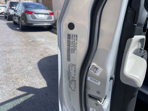 Used 2025 Jeep Compass Limited image 30