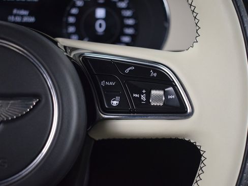 Certified 2024 Bentley Bentayga image 27