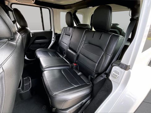 Used 2022 Jeep Wrangler Unlimited Sahara w/ Cold Weather Group AWD/4WD image 18