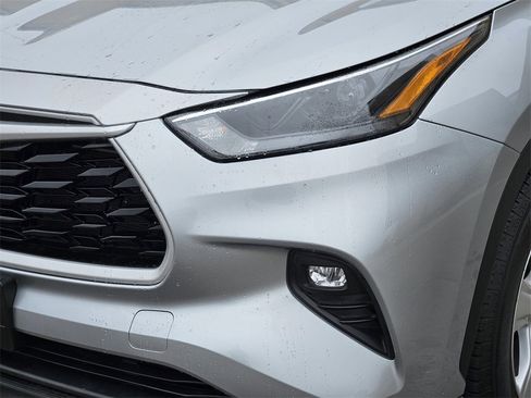 Used 2023 Toyota Highlander LE image 5