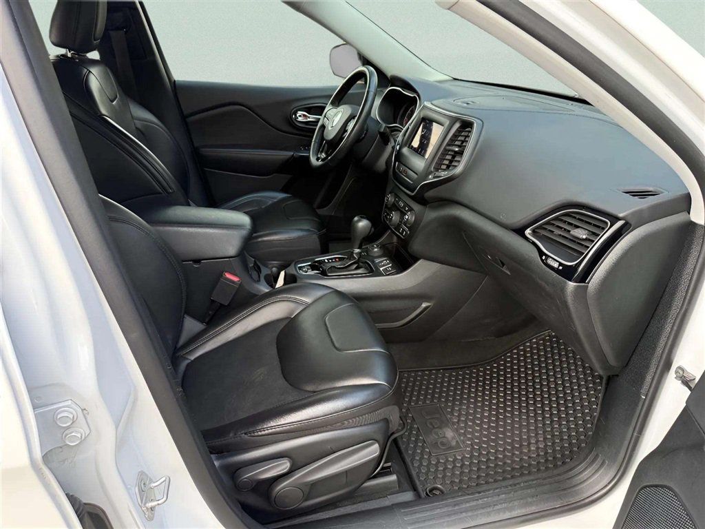 Used 2019 Jeep Cherokee Latitude Plus AWD/4WD image 18