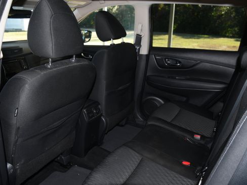 Used 2018 Nissan Rogue SV w/ Premium Package image 16