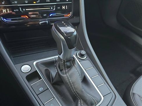 Used 2026 Volkswagen Jetta SE FWD image 15