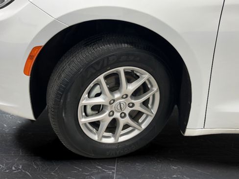 Used 2024 Chrysler Pacifica Touring-L FWD image 36
