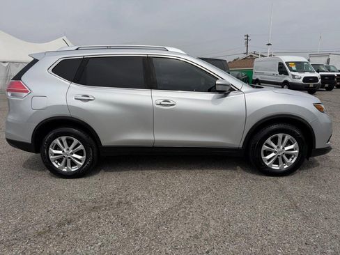 Used 2016 Nissan Rogue SV image 4