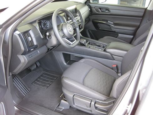 Used 2025 Nissan Pathfinder S FWD image 11