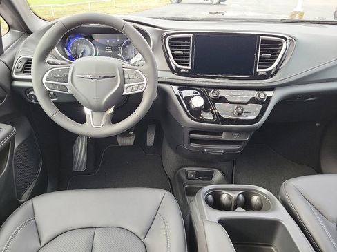 New 2026 Chrysler Pacifica Select image 11