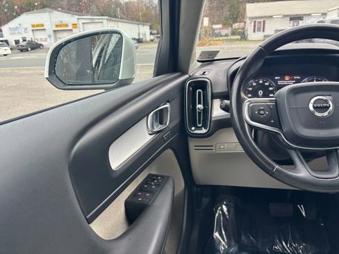 Used 2019 Volvo XC40 T5 Momentum image 30