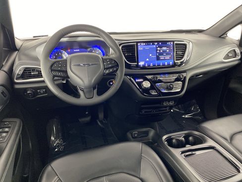 Used 2023 Chrysler Pacifica Touring-L w/ Uconnect Theater Family Group AWD/4WD image 19