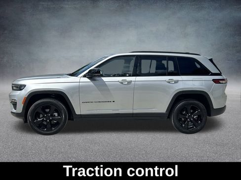 Certified 2024 Jeep Grand Cherokee Limited w/ Black Appearance Package image 10