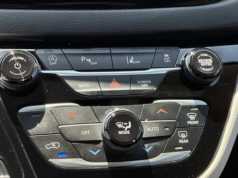 Used 2023 Chrysler Pacifica Touring-L FWD image 32