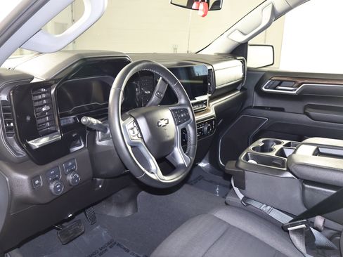 Used 2025 Chevrolet Silverado 1500 LT image 2