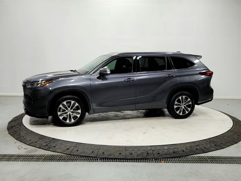 Used 2020 Toyota Highlander XLE image 4