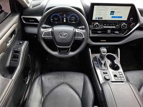 Used 2024 Toyota Highlander Platinum image 12