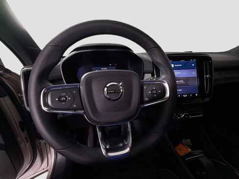 Used 2023 Volvo XC40 Recharge Ultimate image 12